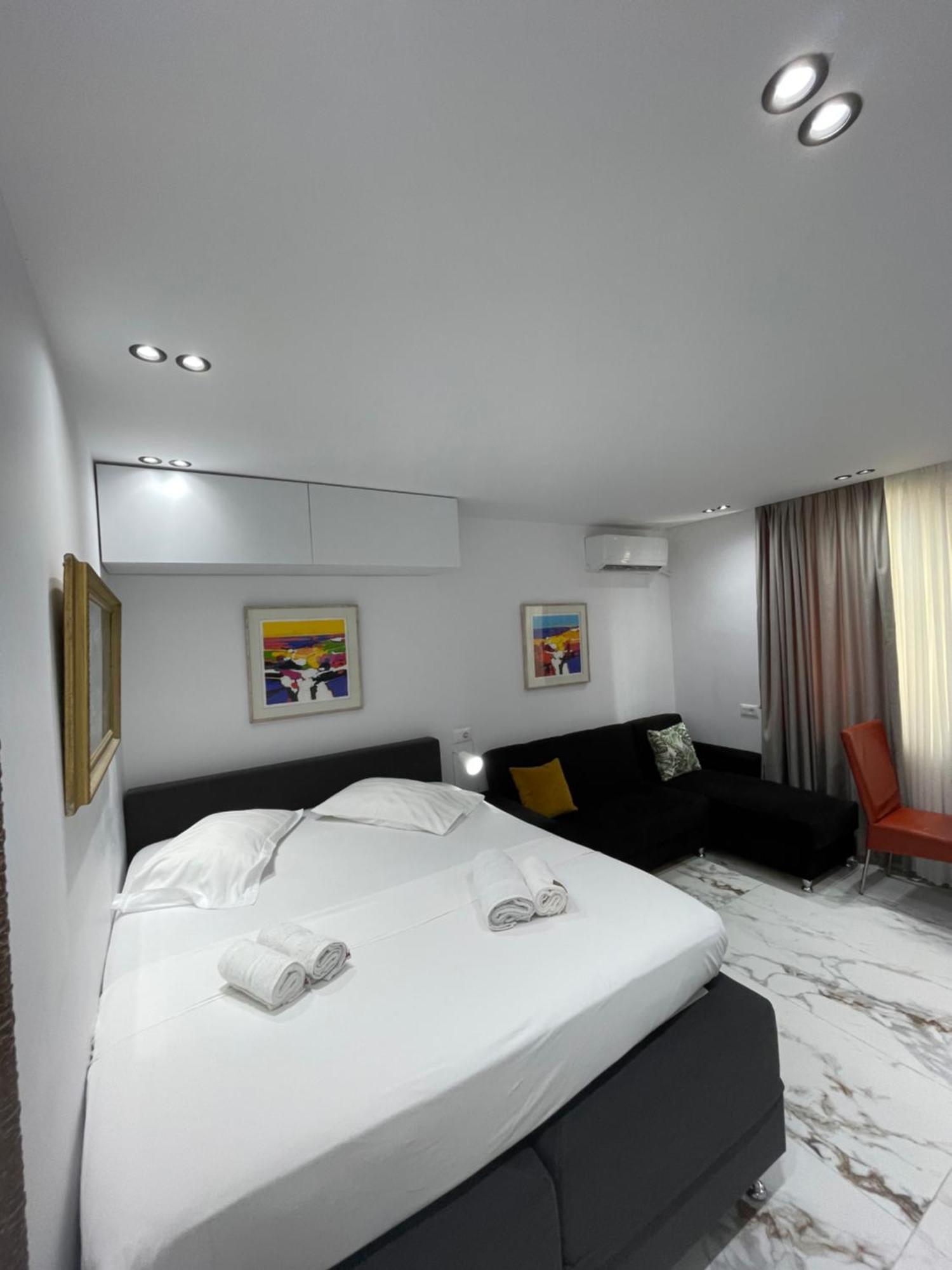 Midnight Apartments Tirana Bagian luar foto