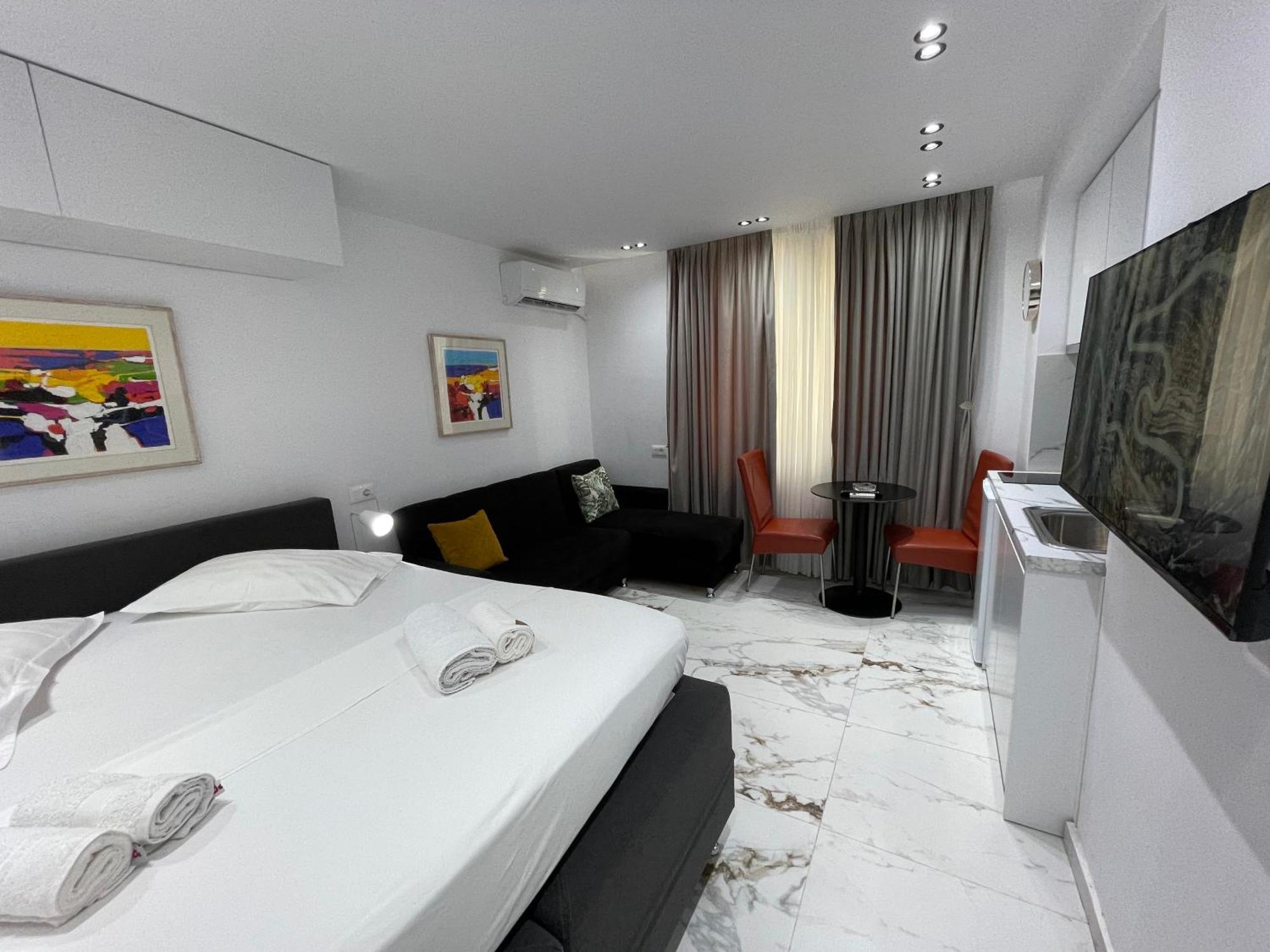 Midnight Apartments Tirana Bagian luar foto