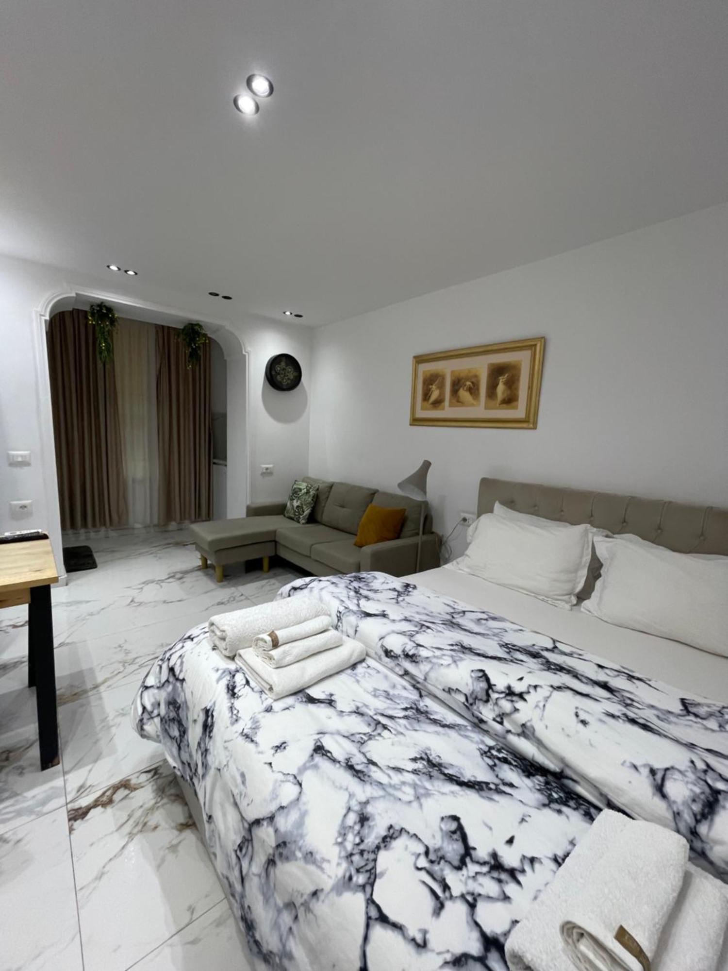 Midnight Apartments Tirana Bagian luar foto